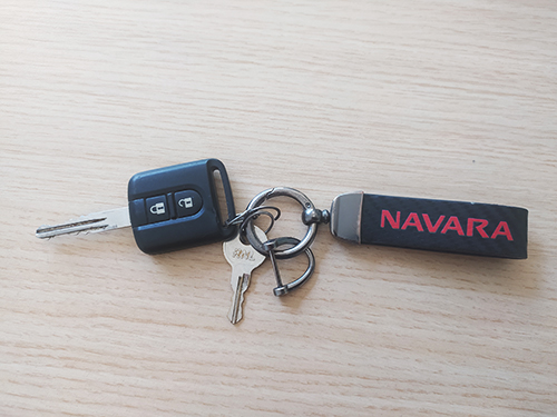 Porte-clé Navara avec clé voiture et petite clé